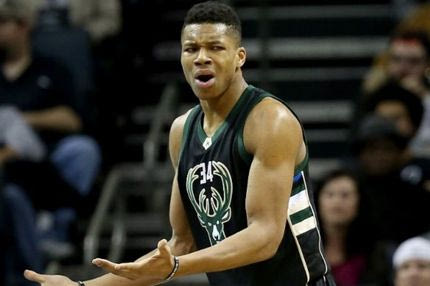 Νέο double-double ο Giannis, έχασαν ξανά οι Γουόριορς