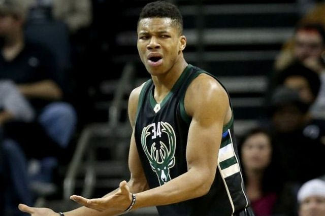 Νέο double-double ο Giannis, έχασαν ξανά οι Γουόριορς