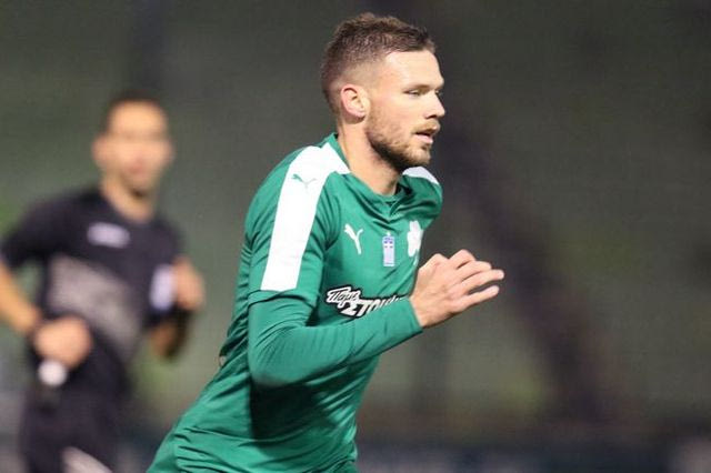 Ο Μπεργκ μαθαίνει ποδόσφαιρο στον γιο του