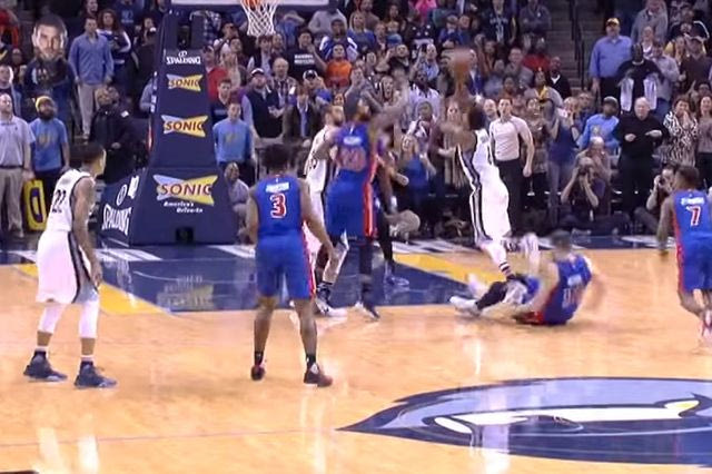 TOP-10 με απίστευτο buzzer beater!