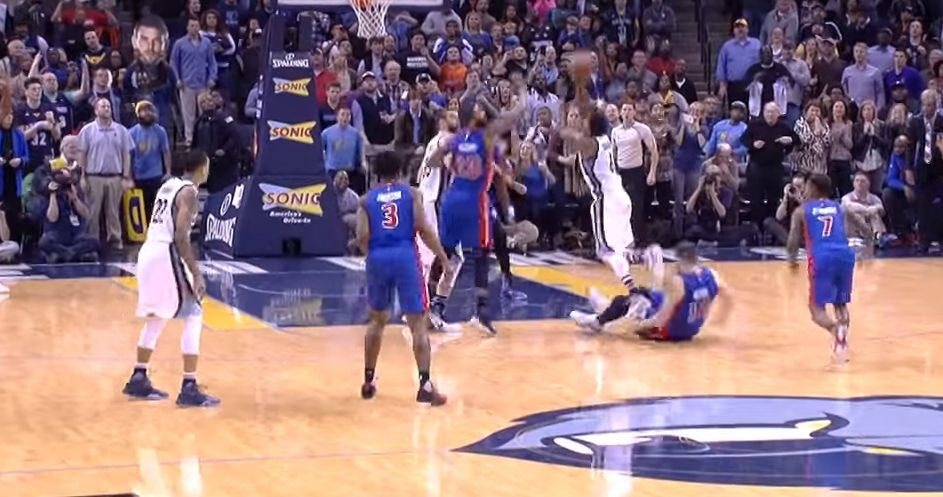 TOP-10 με απίστευτο buzzer beater!