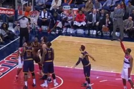 Η μπάλα κόλλησε στο στεφάνι!