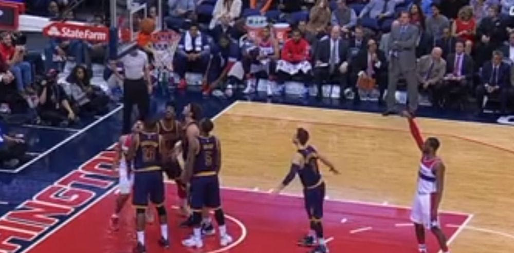 Η μπάλα κόλλησε στο στεφάνι!