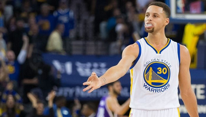 VIDEO: Ο Κάρι το (ξανα)έβαλε από τα αποδυτήρια