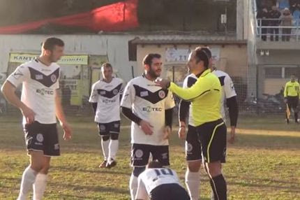VIDEO: Απίστευτος Έλληνας διαιτητής τα… χώνει στους παίκτες!