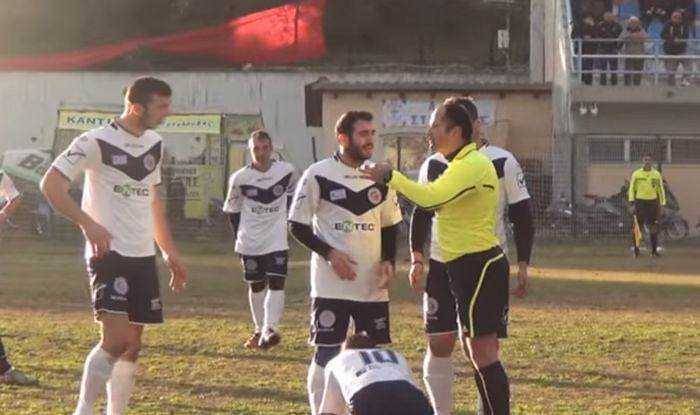 VIDEO: Απίστευτος Έλληνας διαιτητής τα… χώνει στους παίκτες!