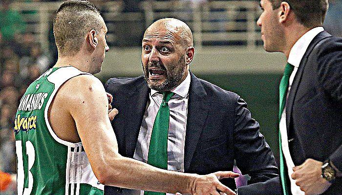 Έπεσε από την Ακρόπολη και βρήκε… πράσινο πορτοφόλι!