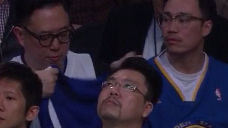 Οπαδός των Λέικερς φόρεσε τη φανέλα των Γουόριορς