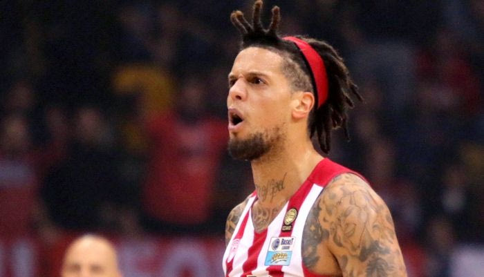 Ο Παππάς τα “έβαλε” με τα μαλλιά του Χάκετ