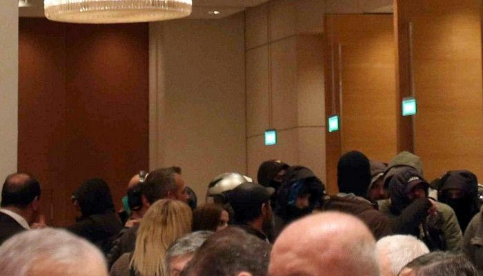 Αποδοκιμασίες κατά του… απόντος Κοντονή σε ξενοδοχείο