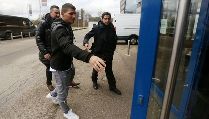 Ξεναγήθηκε στην έδρα της Γκενκ ο Καρέλης