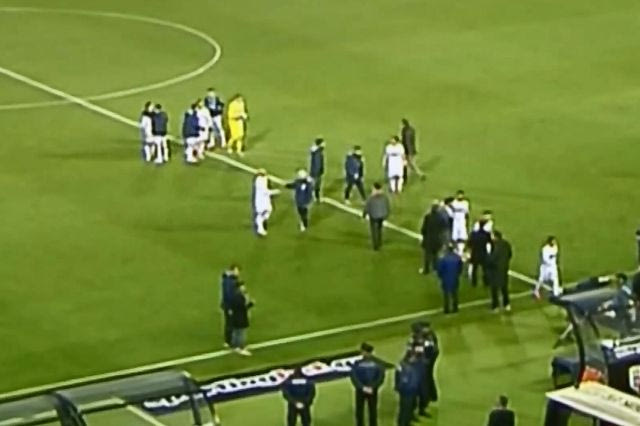 VIDEO: Το αντικείμενο που χτύπησε τον Λαζαρίδη στην Τούμπα!