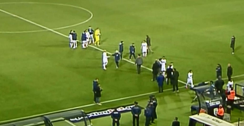 VIDEO: Το αντικείμενο που χτύπησε τον Λαζαρίδη στην Τούμπα!