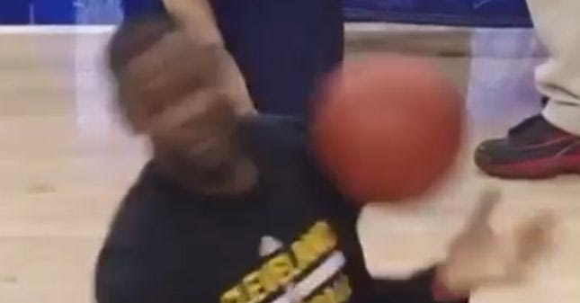 Μπάλα στα μούτρα του Λεμπρόν!