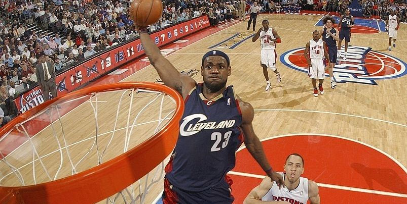 Το top 10 των καρφωμάτων του 2015 στο NBA