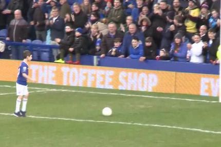 Ο μικρός Τζορτζ που συγκίνησε το “Γκούντισον Παρκ”