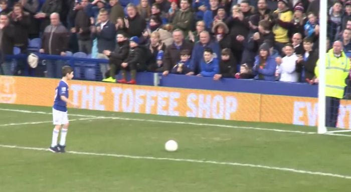 Ο μικρός Τζορτζ που συγκίνησε το “Γκούντισον Παρκ”