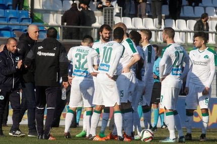 Καρέ-καρέ οι διαβουλεύσεις για το επίμαχο πανό