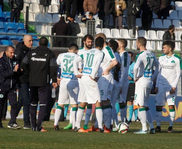 Καρέ-καρέ οι διαβουλεύσεις για το επίμαχο πανό