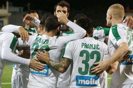 Έχει προπονητή και παίκτες