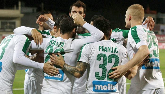 Έχει προπονητή και παίκτες