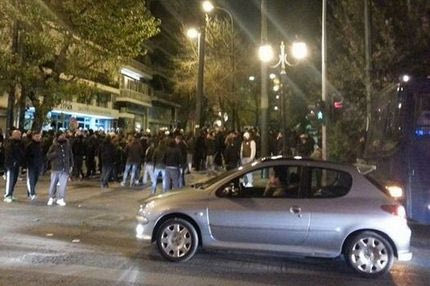 Συγκέντρωση στα γραφεία του ΣΥΡΙΖΑ από οπαδούς του Παναθηναϊκού