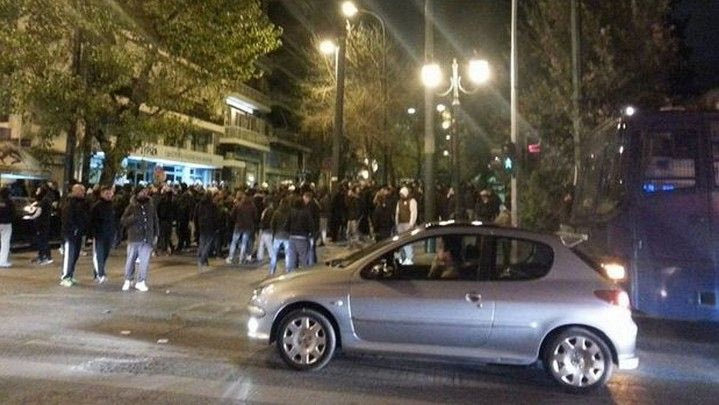 Συγκέντρωση στα γραφεία του ΣΥΡΙΖΑ από οπαδούς του Παναθηναϊκού