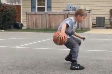 Τρομερός πιτσιρικάς μιμείται τον Κάρι και το αποτέλεσμα είναι συγκλονιστικό!