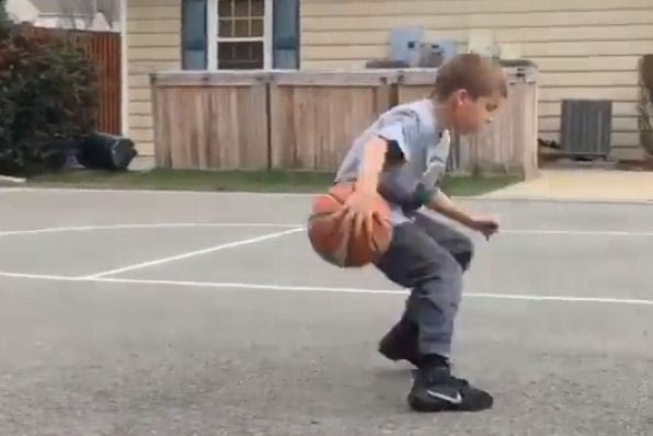 Τρομερός πιτσιρικάς μιμείται τον Κάρι και το αποτέλεσμα είναι συγκλονιστικό!