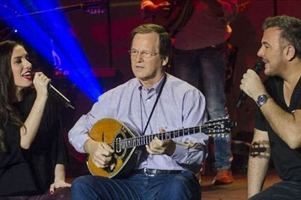 Ο Ρέμος τραγουδάει τον ύμνο της ΑΕΚ