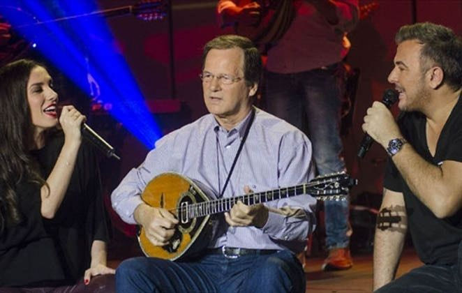 Ο Ρέμος τραγουδάει τον ύμνο της ΑΕΚ