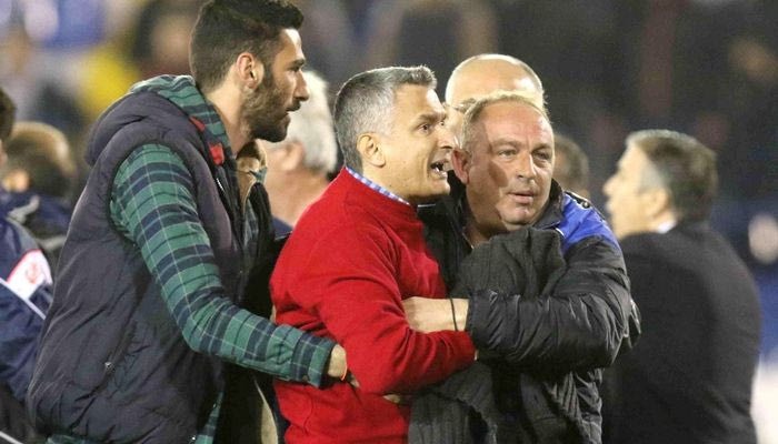 Έξαλλος ο Σπανος με τον βοηθό Ευθυμιάδη
