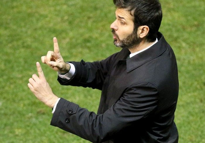 Διορθώνει την άμυνα, επιμένοντας στην επίθεση