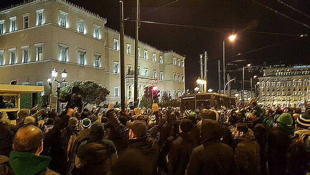 Συγκέντρωση στη Βουλή και στα γραφεία ΑΝ.ΕΛ-Ν.Δ