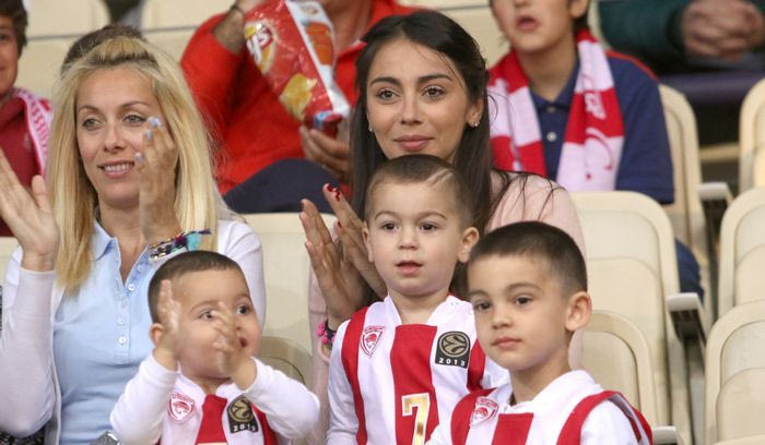 Βούτηξε για το σταυρό η οικογένεια Σπανούλη