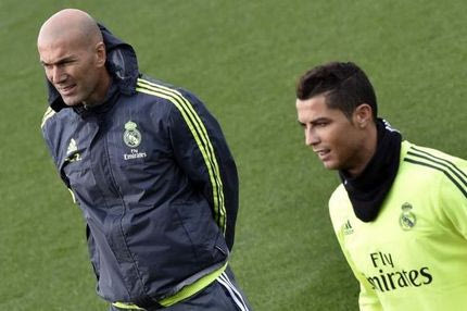 Ο Ζιντάν μαθαίνει στον Ρονάλντο πως να εκτελεί φάουλ