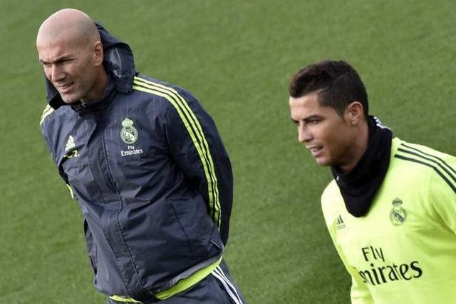 Ο Ζιντάν μαθαίνει στον Ρονάλντο πως να εκτελεί φάουλ