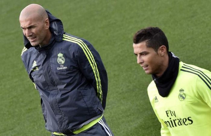 Ο Ζιντάν μαθαίνει στον Ρονάλντο πως να εκτελεί φάουλ