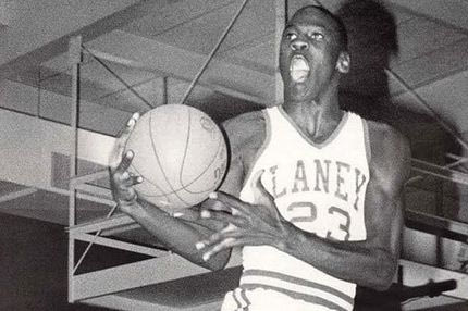 Μάικλ Τζόρνταν: Το γυμνάσιο, ο βιασμός και ο ρατσισμός