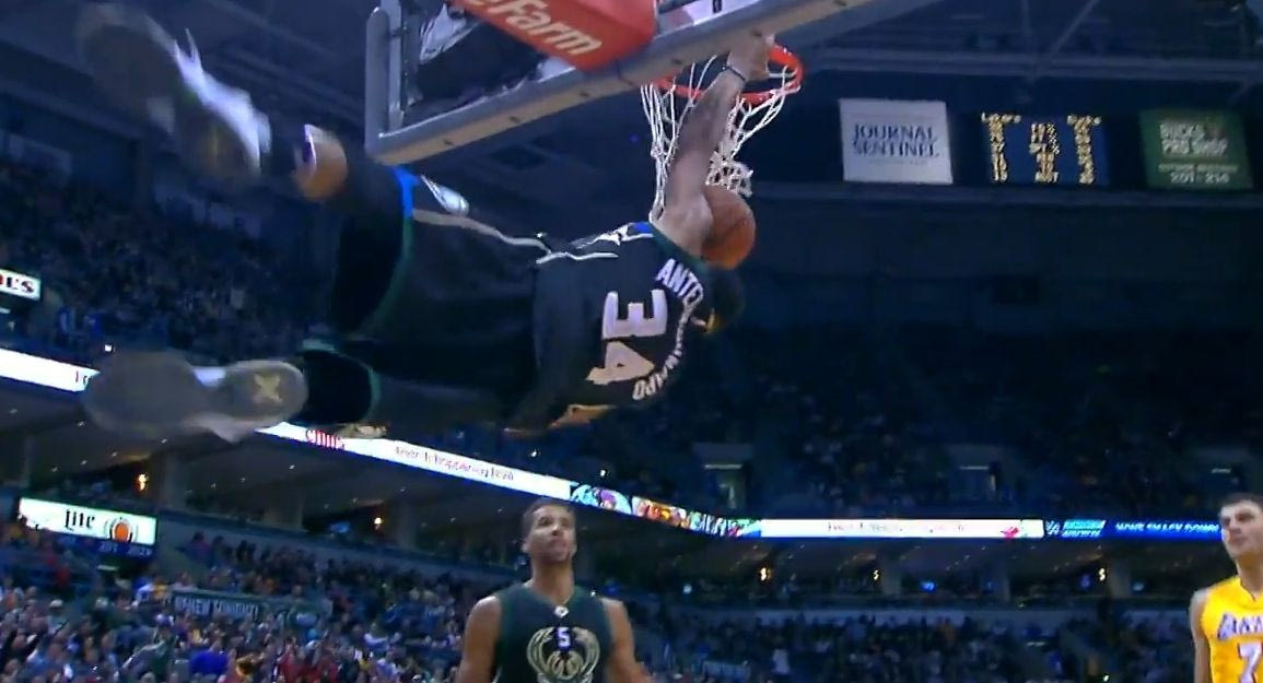 Τρομερό κάρφωμα από Αντετοκούνμπο στην κορυφή του TOP-10!