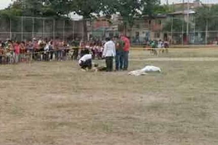 Πήρε κόκκινη και σκότωσε το διαιτητή