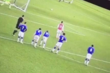 Δεκαπεντάχρονος εκτελεί πέναλτι με πάσα αλά Μέσι