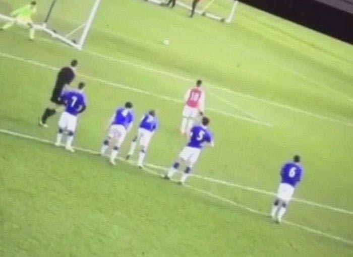 Δεκαπεντάχρονος εκτελεί πέναλτι με πάσα αλά Μέσι