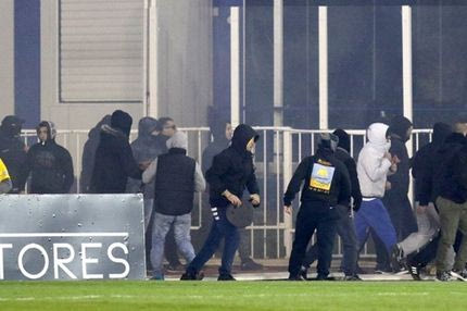 Καρέ-καρέ τα επεισόδια μετά τη λήξη του Ατρόμητος-ΑΕΚ