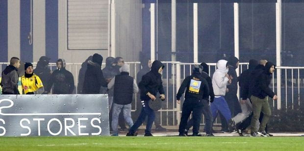 Καρέ-καρέ τα επεισόδια μετά τη λήξη του Ατρόμητος-ΑΕΚ