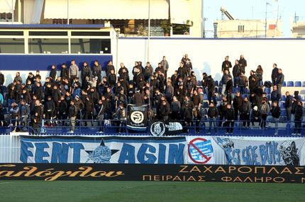 Έπεσε οπαδός από την εξέδρα!