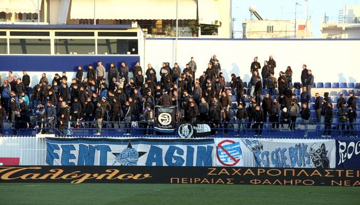 Έπεσε οπαδός από την εξέδρα!