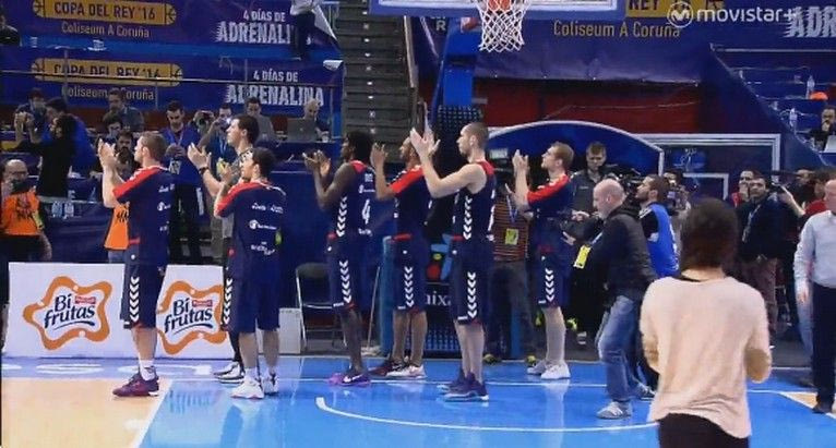 VIDEO: Αποθέωση για τον Μπουρούση και τους συμπαίκτες του παρά την ήττα