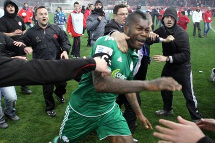 Ο Σισέ απάντησε σε tweet για το χαστούκι στο “Καραϊσκάκης” και προκάλεσε χαμό