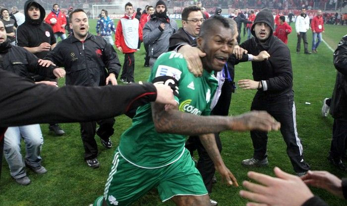 Ο Σισέ απάντησε σε tweet για το χαστούκι στο “Καραϊσκάκης” και προκάλεσε χαμό